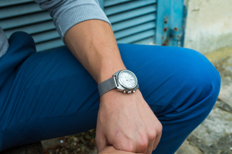 Mesh wristband outlet